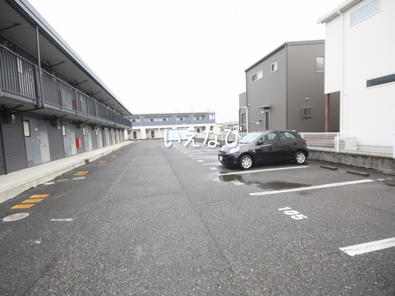 【岡山市北区平田のアパートの駐車場】