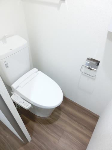 トイレ　落ち着いた色調のトイレです