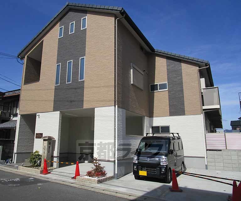 【京都市西京区川島尻堀町のアパートの建物外観】