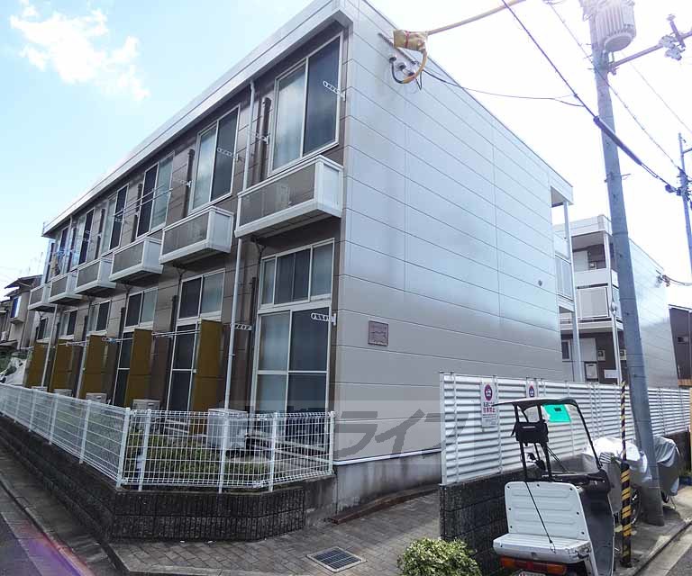 京都市中京区西ノ京西月光町のアパートの建物外観