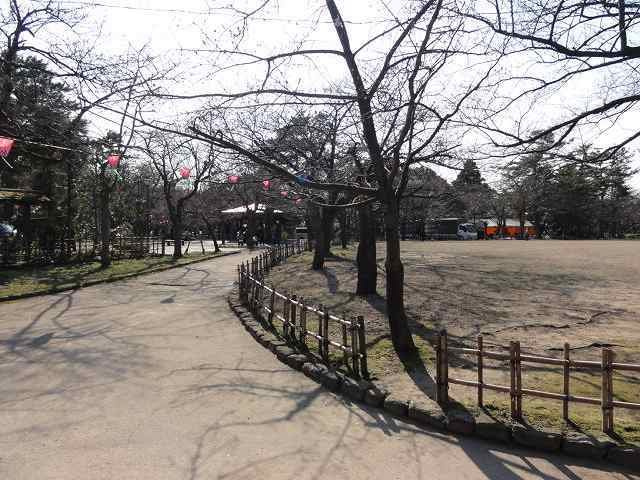 【高岡市明園町のアパートの公園】