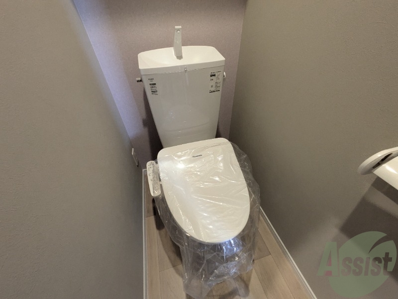 トイレ　お手洗いはうれしいウォシュレット付きです。