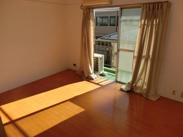 居室・リビング　南向きの明るい室内 （※参考写真）