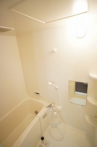 バス・シャワールーム　コンパクトで使いやすいお風呂です