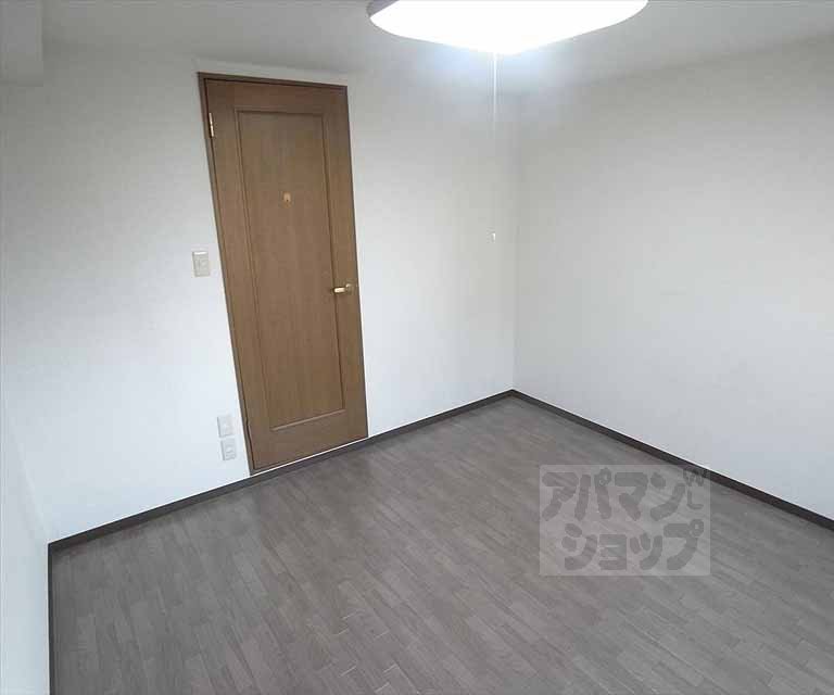 居室・リビング　洋室６．５帖・柱が無い間取りなので、家具の配置がし易いです。