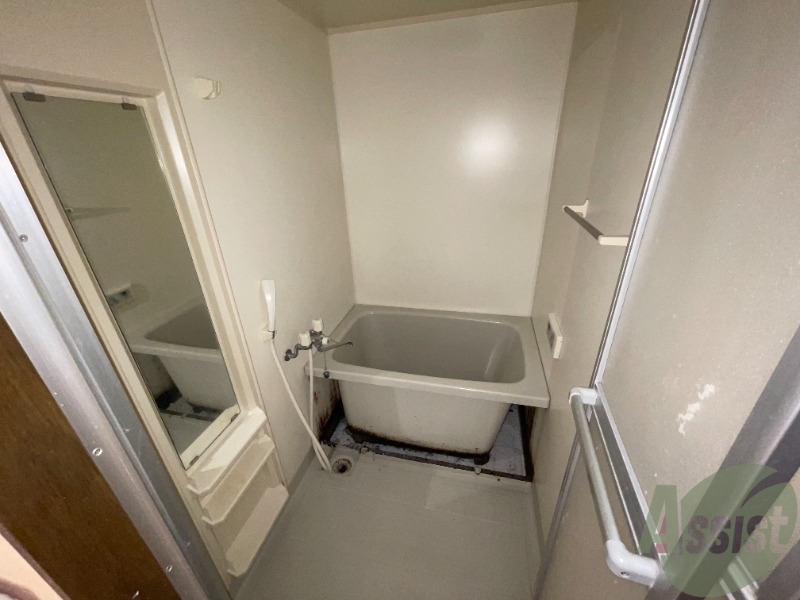 バス・シャワールーム　お風呂場は洗い場も広く鏡もついております