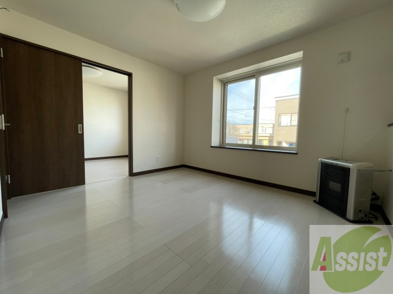 居室・リビング　リビングは白を基調としていて明るい印象ですね！