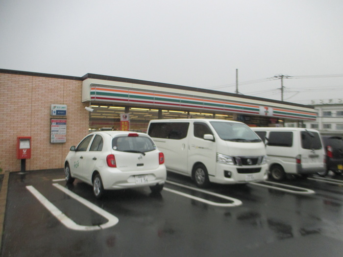 コンビニ　セブンイレブン（コンビニ）まで300m