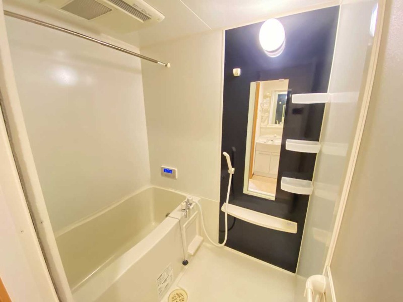 バス・シャワールーム　浴室乾燥機、追い焚き機能付きバス！