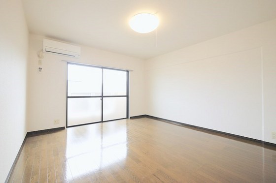 居室・リビング　※他号室の写真です。