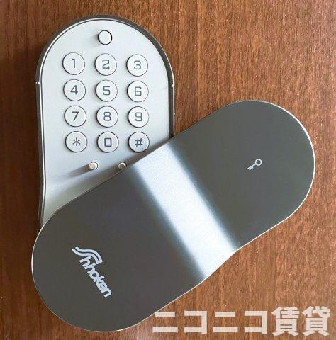 エントランス　オートロック付き。モデルルームの為、現状を優先致します。
