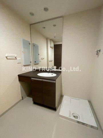 洗面設備　明るい洗面所です