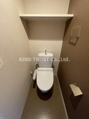 トイレ　落ち着いた色調のトイレです