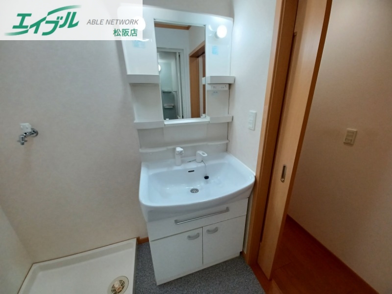 洗面設備　別部屋反転参考写真