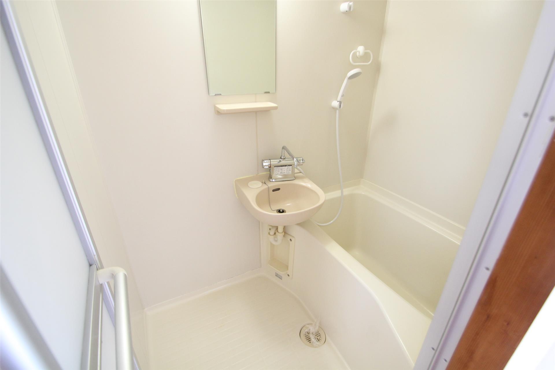 バス・シャワールーム　清潔感の溢れるバスルーム