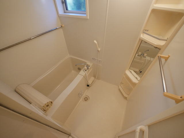 バス・シャワールーム　★鏡付の清潔感のあるバスルームです★