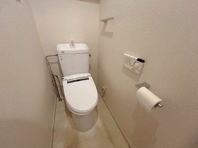 トイレ　温水洗浄便座付き