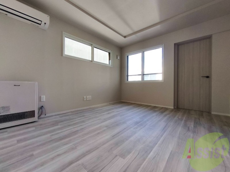 居室・リビング　木目のフローリングは落ち着きのある印象のお部屋になりますね。