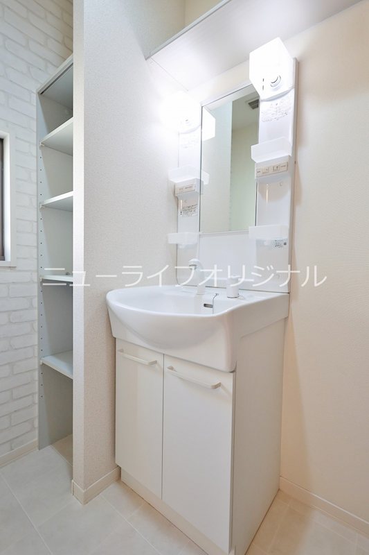 洗面設備　身支度に便利な洗髪洗面台★奥にはタオル等を収納できる棚付き★