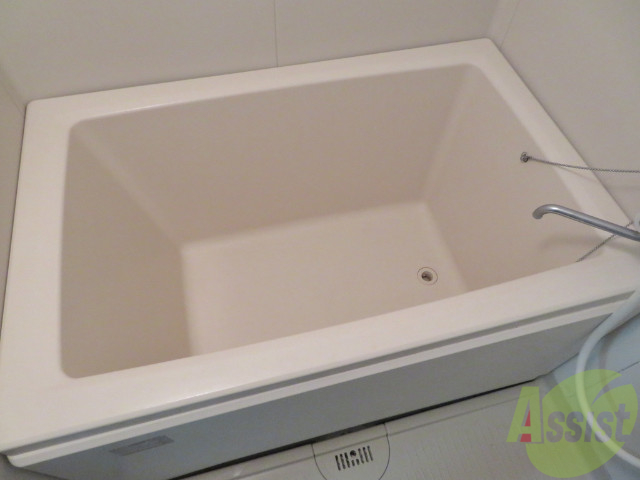 バス・シャワールーム　こちらは浴室です。ゆったり入れそうですね。