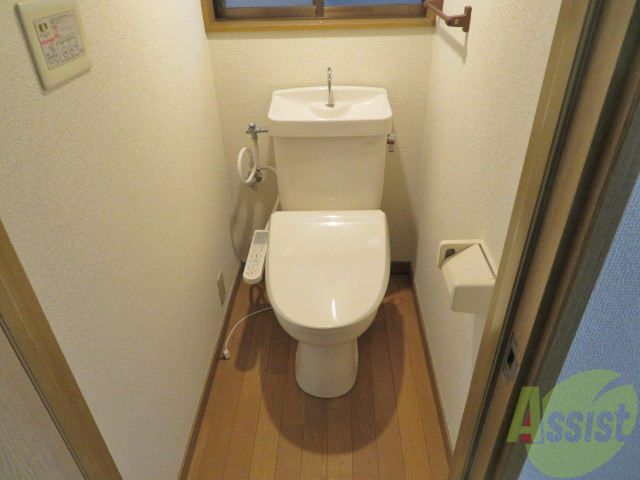 トイレ　トイレはウォシュレット機能付きです。便利ですよね。