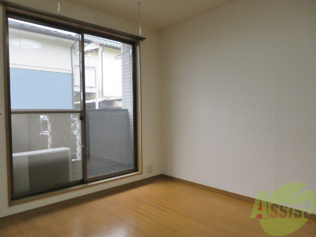 居室・リビング　こちらは６帖の洋室です。広々していて、きれいですね。