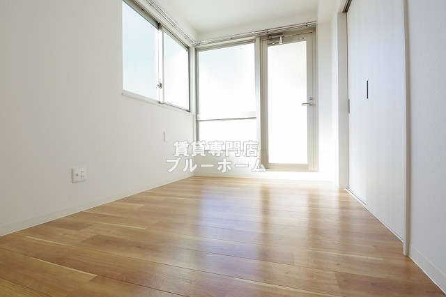 その他部屋・スペース　洋室は大きく収納もございます！