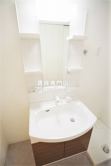 洗面設備　照明器付き独立洗面台です！