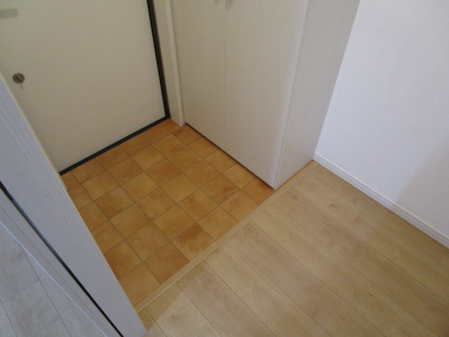玄関　※参考写真です。似た間取り・他部屋の写真となります。