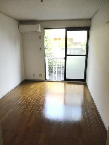 居室・リビング　★南向きの6帖、フローリングの洋室★