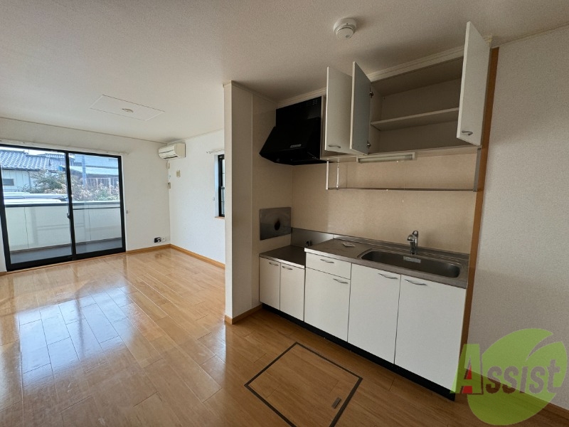 居室・リビング　南向きの大きめの窓から日差しがたっぷり入る明るいお部屋です。