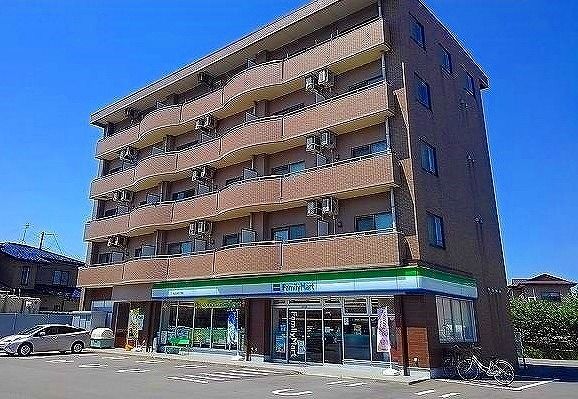 コンビニ　ファミリーマート茨島四丁目店（コンビニ）まで465m