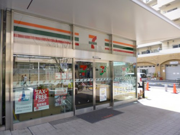 コンビニ　セブンイレブン 新宿富久町店（コンビニ）まで121m