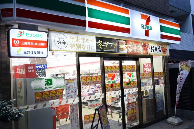 コンビニ　セブンイレブン（コンビニ）まで370m