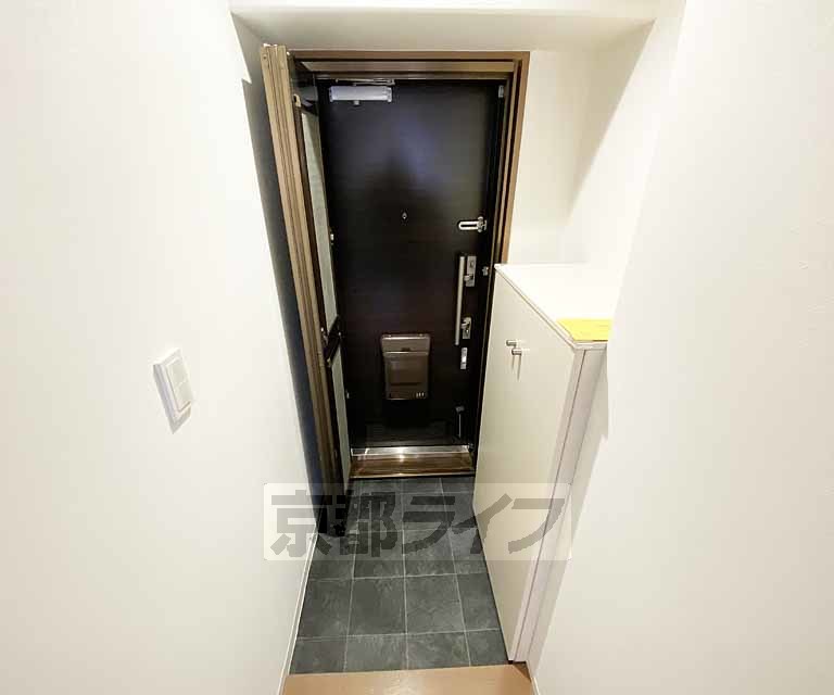 玄関　折り畳み式の網戸が付いた玄関です。