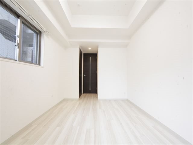 居室・リビング　洋室8.0帖　エアコン完備　バルコニーに面しています