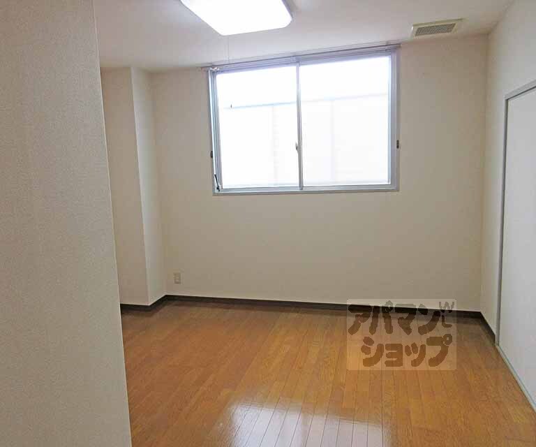 居室・リビング　玄関すぐは９．４帖の広い洋室です・