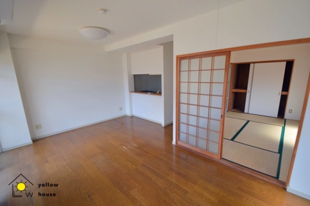 居室・リビング　窓がたくさんあり開放感のある居室