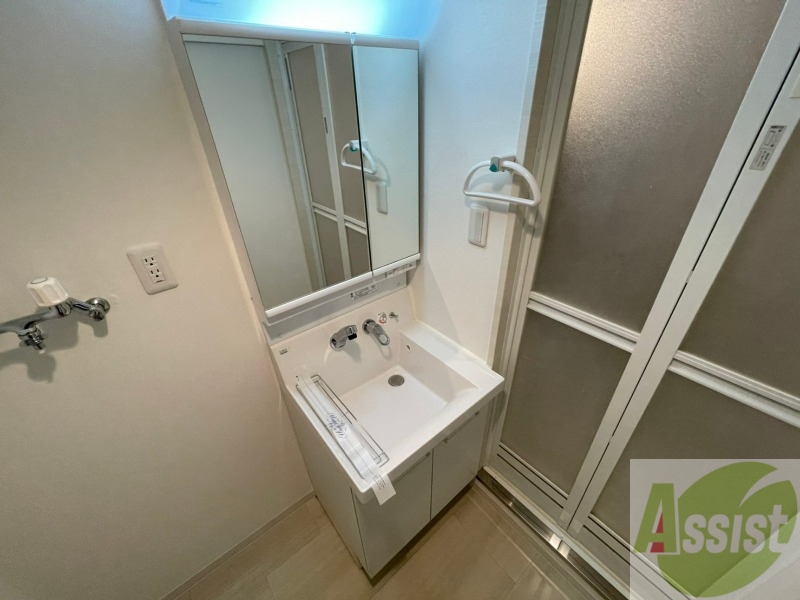 洗面設備　独立洗面台です。大きくてよいですね。シャンプーもできます。