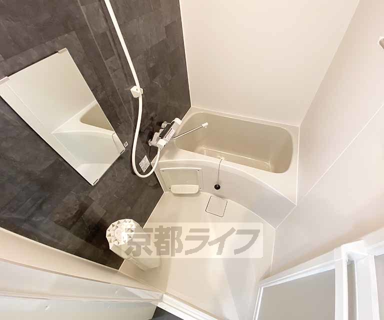 バス・シャワールーム　鏡のある便利なお風呂