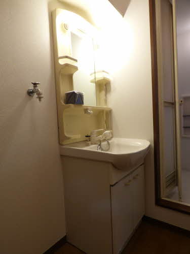 洗面設備　明るい洗面所です