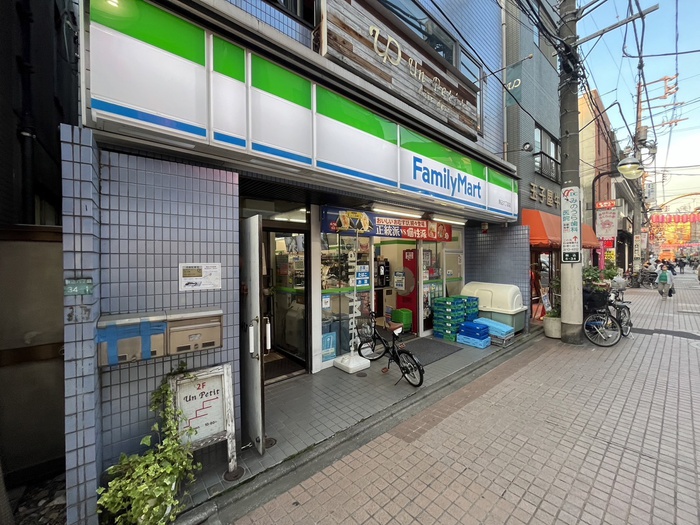 コンビニ　ファミリーマート（コンビニ）まで304m