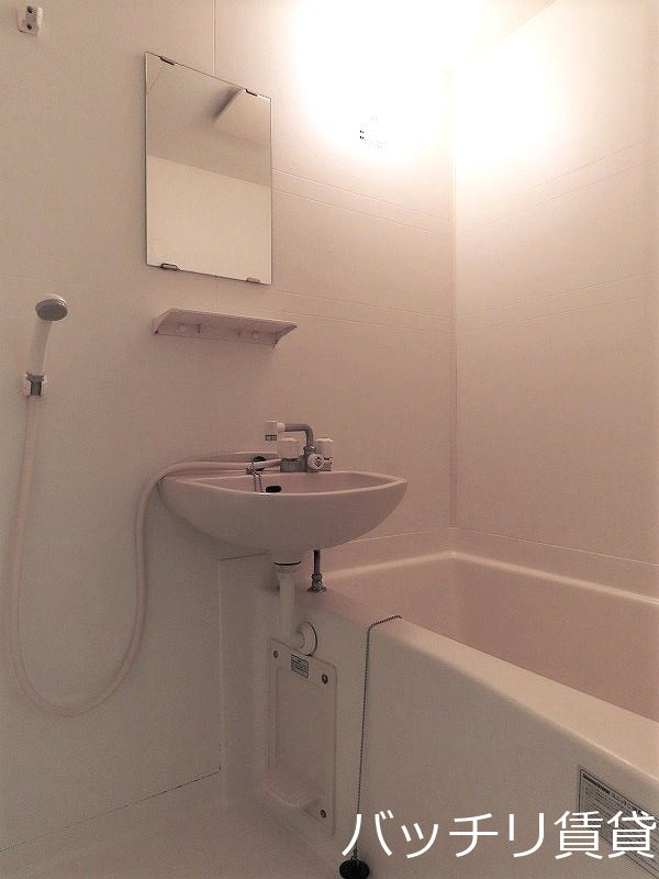 バス・シャワールーム　別号室タイプの為、現状を優先致します。
