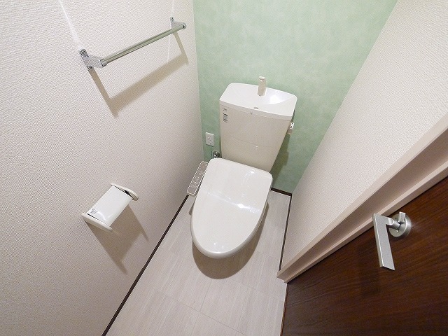 トイレ　落ち着いた色調のトイレです