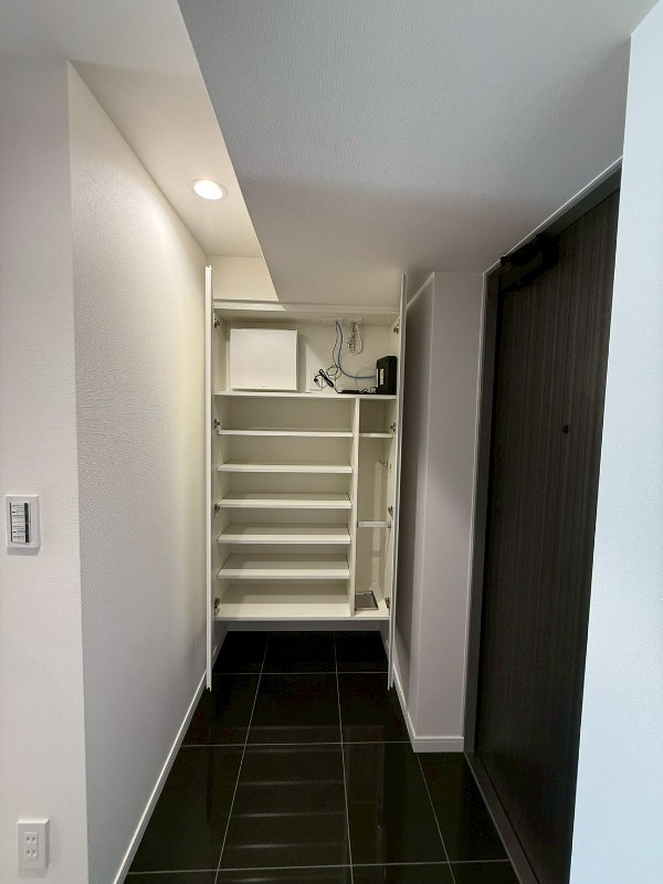 玄関　玄関は広い土間タイル