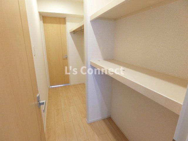 収納　２部屋を繋ぐウォークスルークローゼット。