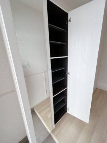 収納　シューズBOX、姿見