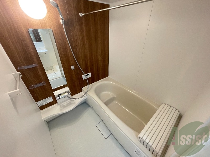 バス・シャワールーム　浴室は広々としております。一日の疲れを癒しましょう。