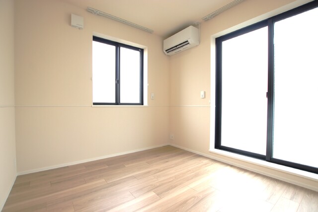 その他部屋・スペース　【洋室５．３帖】※建築中の写真です