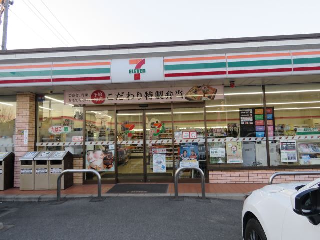 コンビニ　セブンイレブン（コンビニ）まで320m